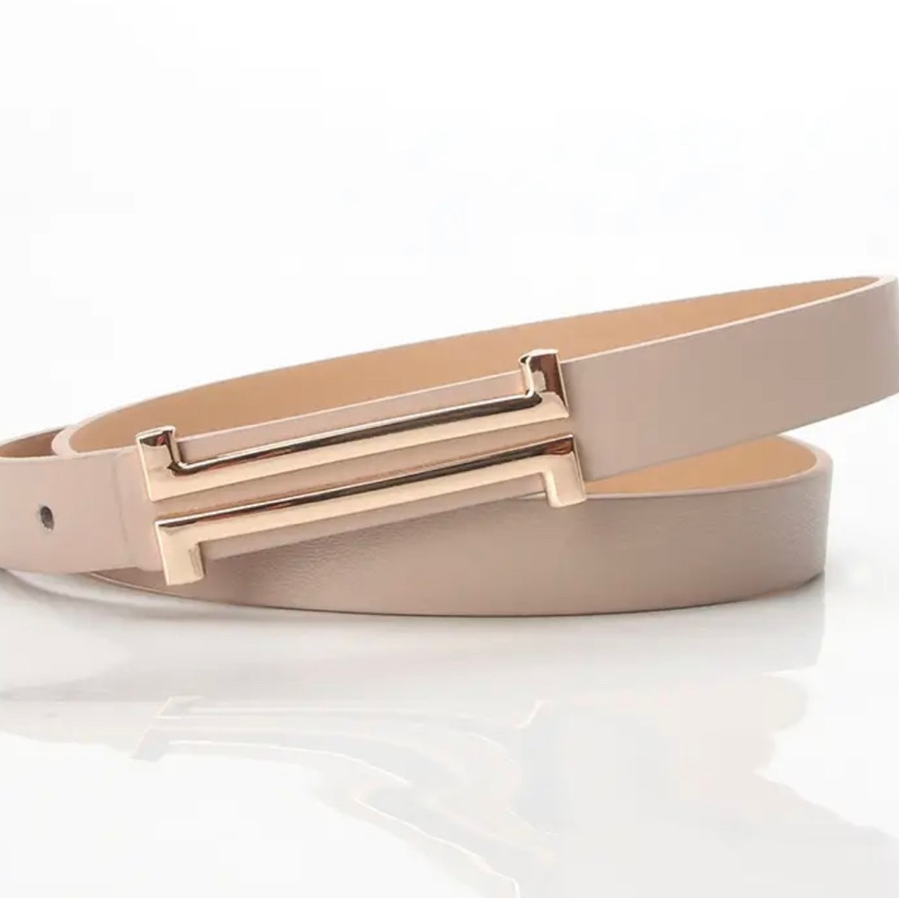 Classy belt with H hardware